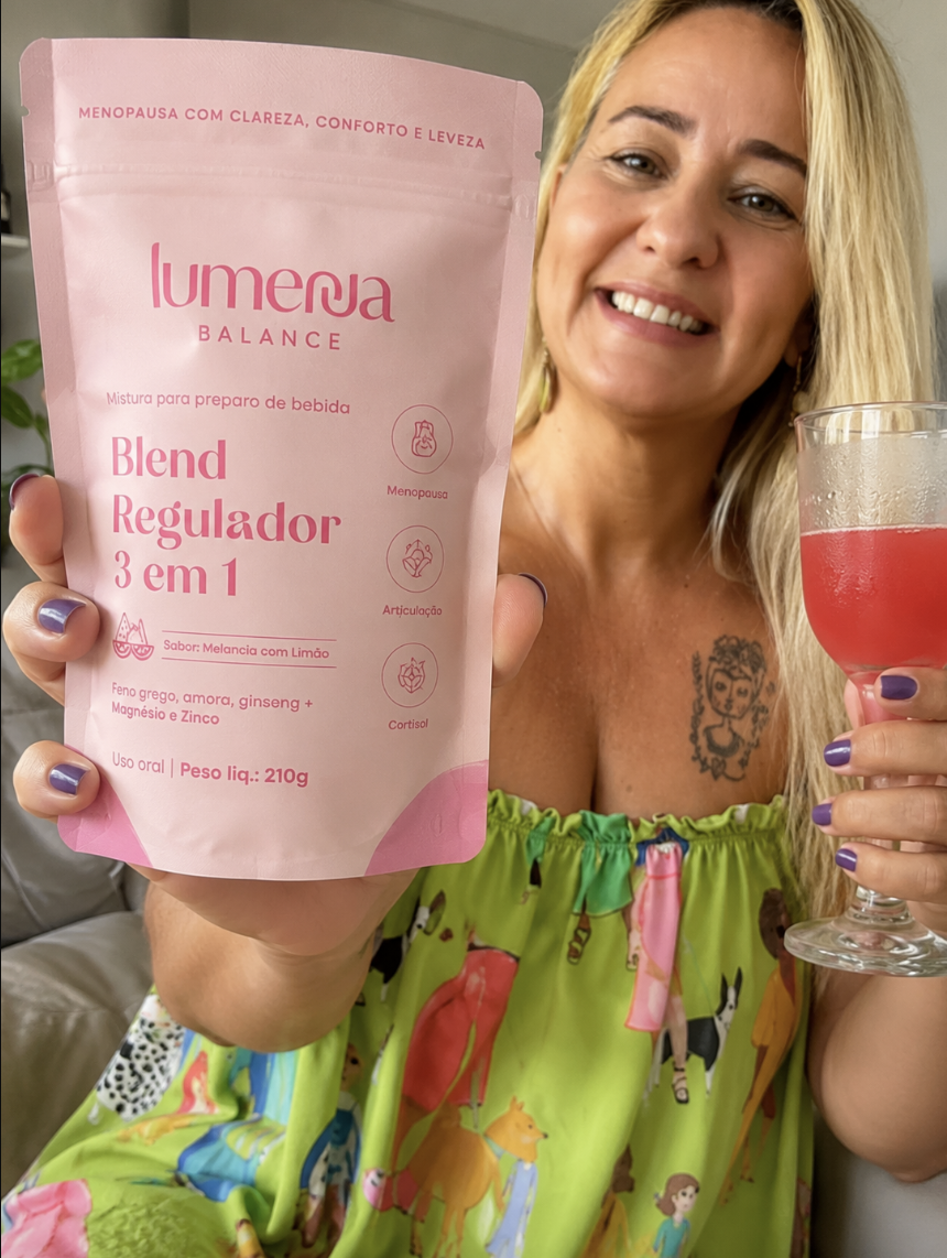 Mulher loira segurando Lumenna Balance e drink rosa