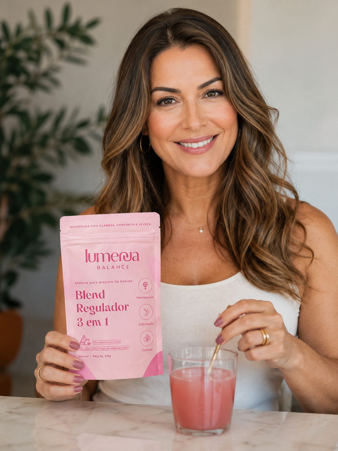 Mulher usando Lumenna Balance — Blend Regulador 3 em 1